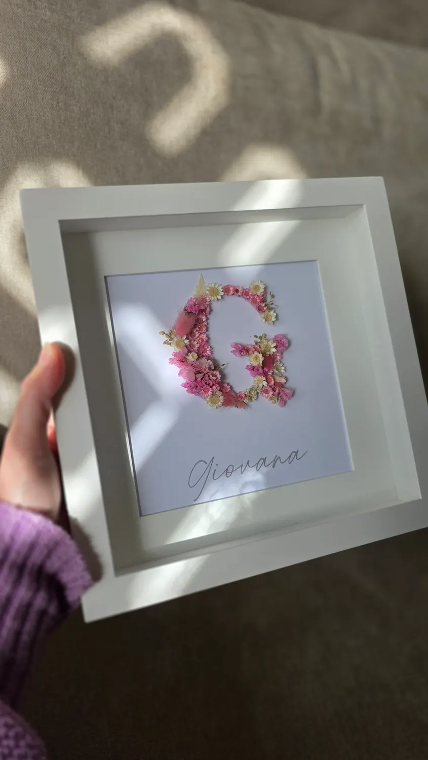 Quadro floral com a inicial G personalizada com o nome Giovana